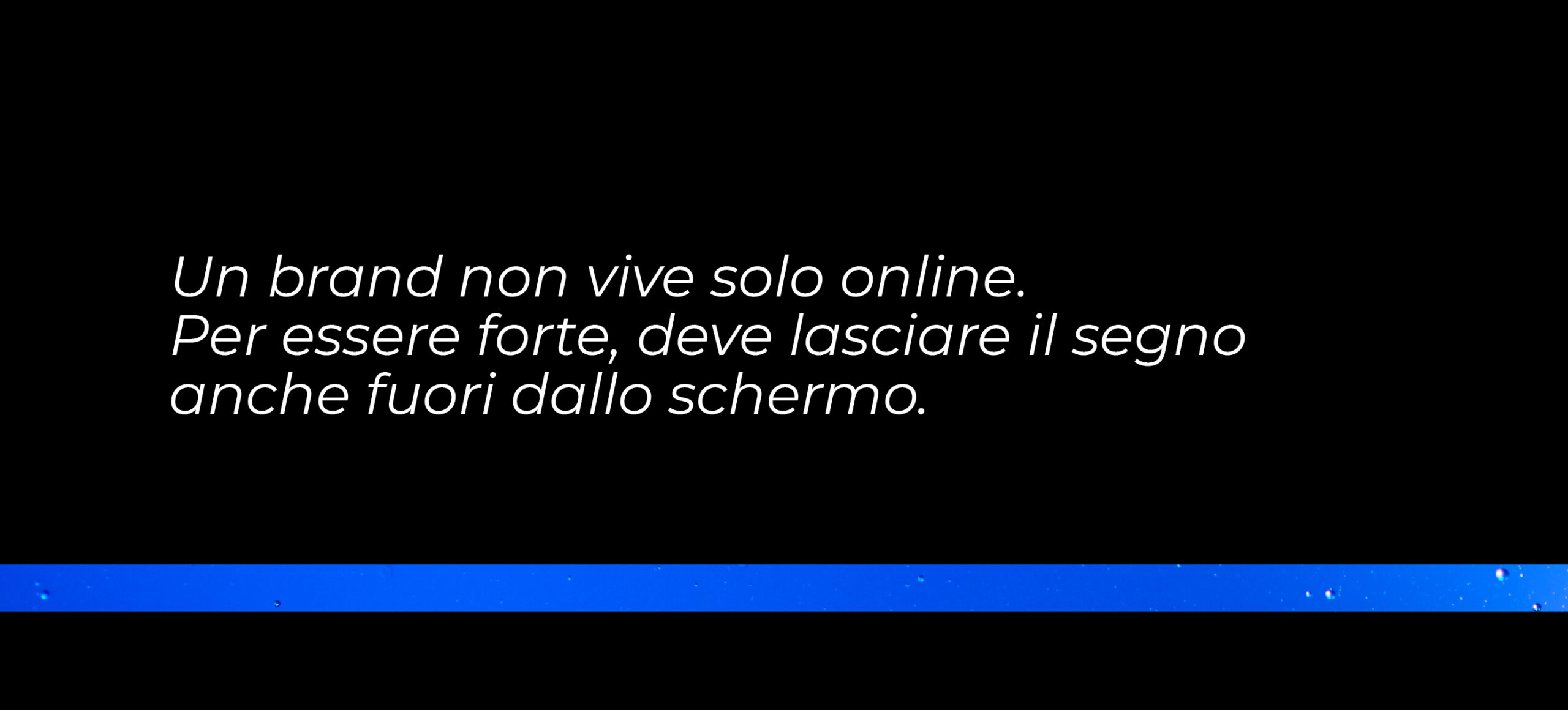 Immagine con testo: un brand non vive solo online, per essere fore deve lasciare il segno anche fuori dallo schermo
