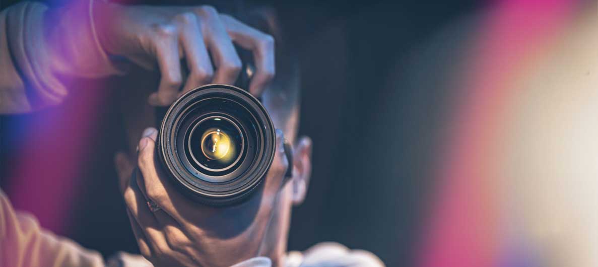 FOTO & VIDEO PRODUCTION 1 Un fotografo che scatta immagini di repertorio e shooting di modelle