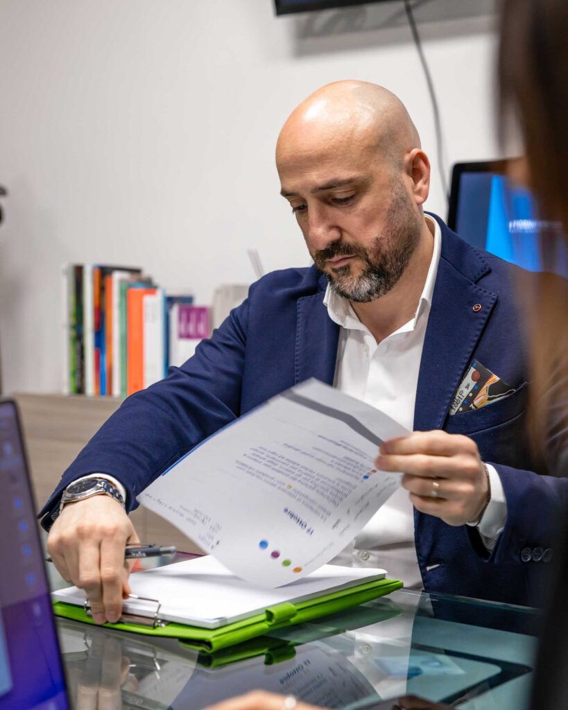 Un digital marketing in azione a lavoro